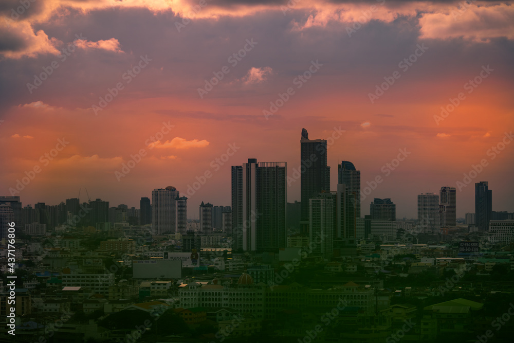 Wallpaper High angle of the city view with the secret light of the evening sun the blurred lights of the night,showing the distribution of condominiums, densely residential houses in the capital