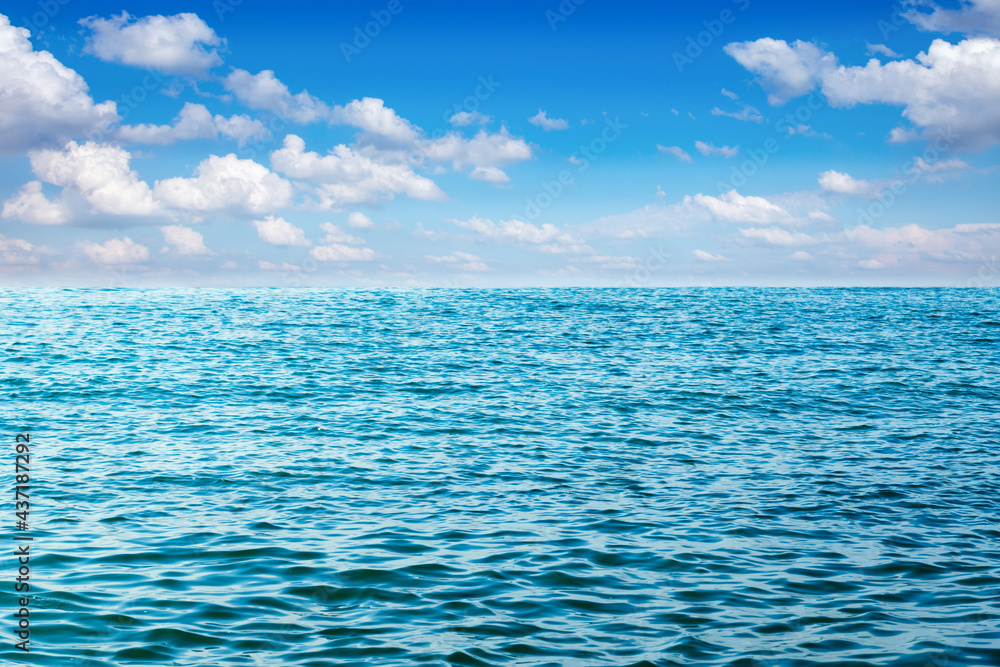 Fototapeta premium Beautiful sea and clouds sky