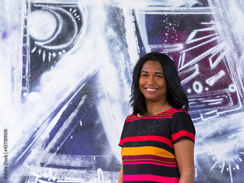 femme souriante métisse mauricienne