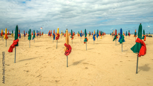 Parasols colorés sur la plage de Deauville, Normandie, France
