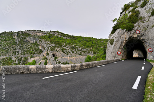 Tunnel de la route sinueuse des gorges de la Nesle