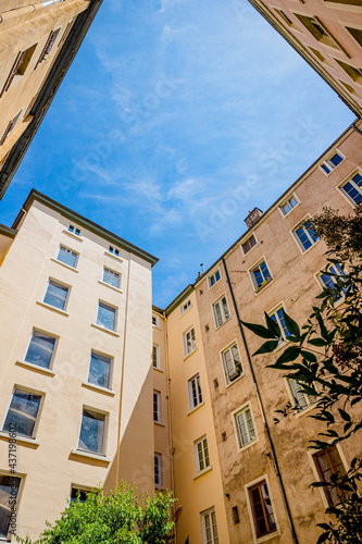 Wallpaper Mural Dans les rues de la Croix Rousse à Lyon Torontodigital.ca