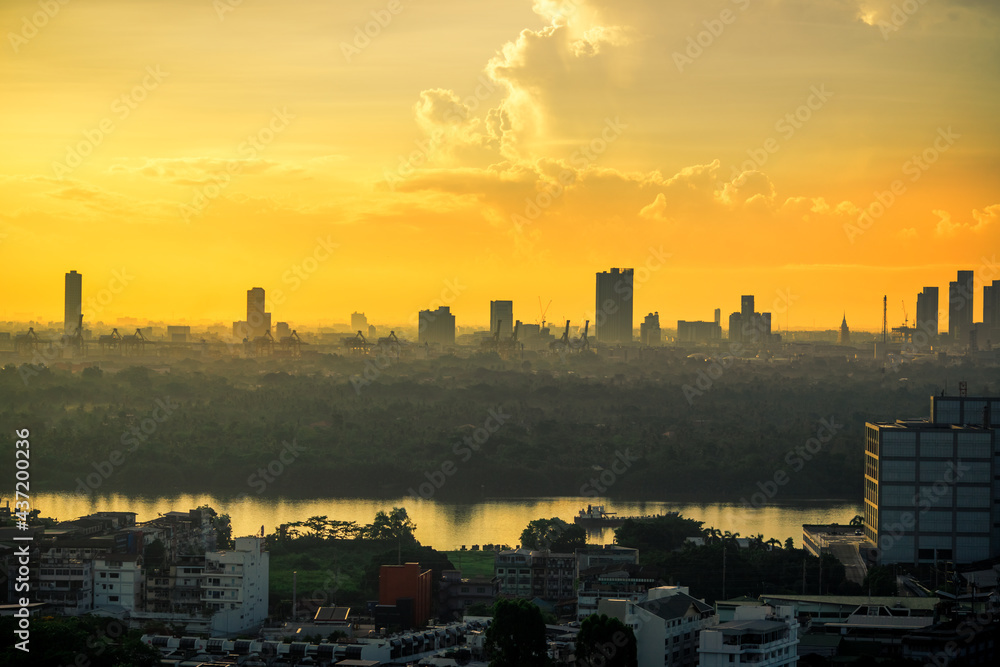 Naklejka premium The blurred abstract background of the morning sun exposure to the tiny dust particles that surround the tall buildings in the capital, the long-term health issue of pollution.