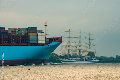 Containerschiff begenet Segelschiff