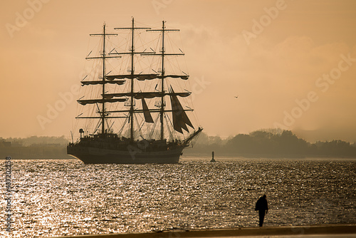 Dreimaster Mir auf der Elbe