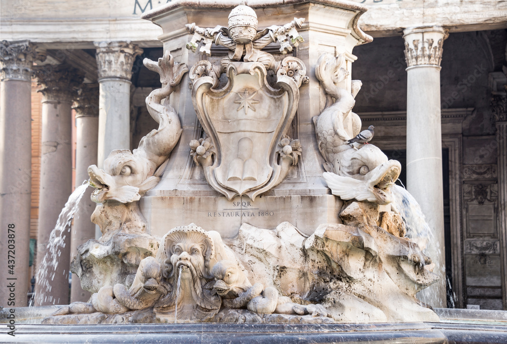 Fountain and the Pantheon in the square Rotonda (architect Giacomo della Porta). Rome Fountain and the Pantheon in the square Rotonda (architect Giacomo della Porta). Rome