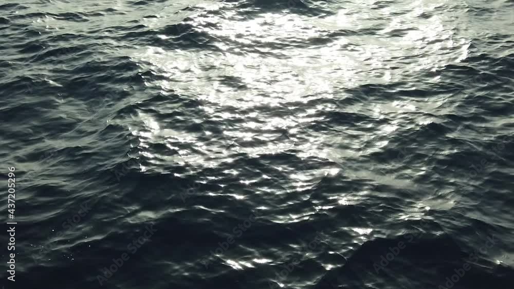 Vue de dessus sur la mer bleue pétrole en slow motion avec la réflexion du soleil