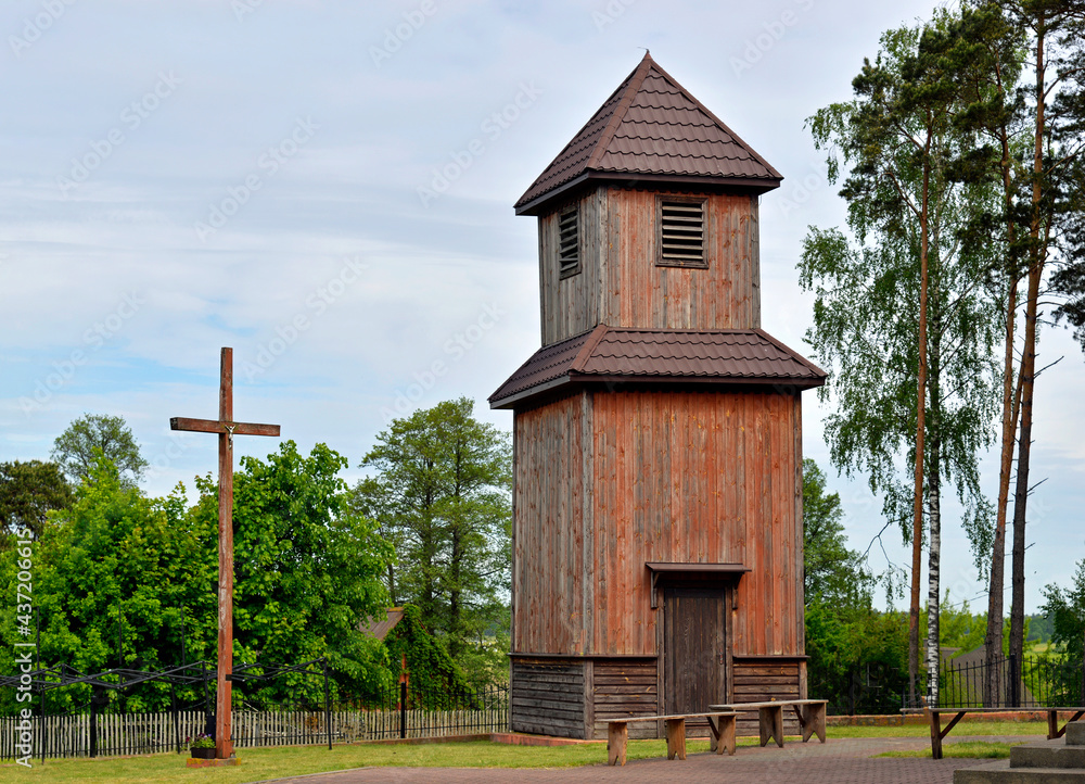 Built in 1925, a historic wooden Catholic church dedicated to Saint Roch in  the village of Leman in Podlasie, Poland. There is also a historic wooden  belfry next to the church. Stock-foto