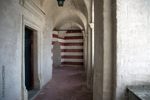 Architektura stare korytarze za sklepieniami i kamienn   posadzk  