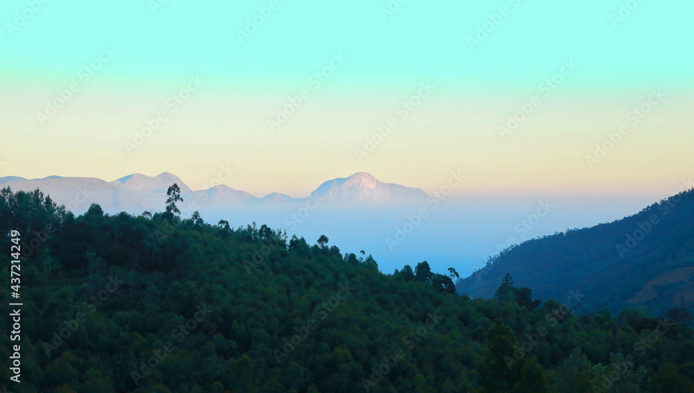 Obraz premium KANTHALOOR WONDERFULL PLACE IN KERALA ,IDUKKU AMAZING VIEW PONTS ,WATERFALL FRESH FRUITS FAMING VEGETABLE FAMING GREAT CLIMATE .