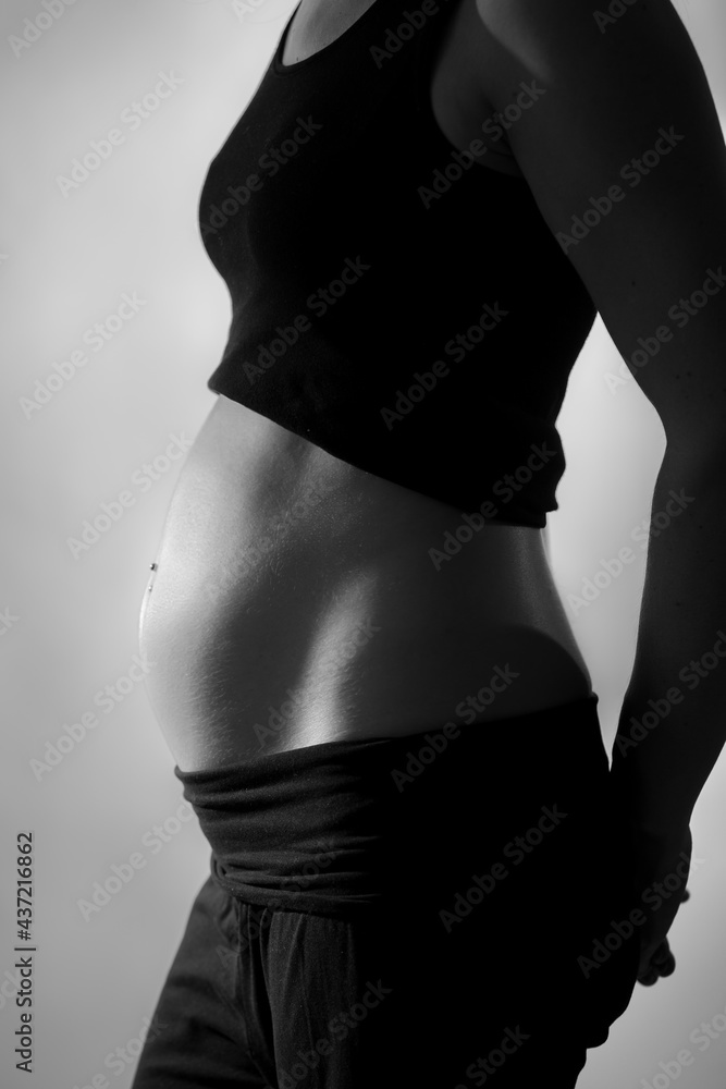 Fototapeta premium nackter Babybauch im Anfangsstadium