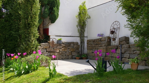 Gartenterrasse mit nostalgischem Stuhl im Frühling