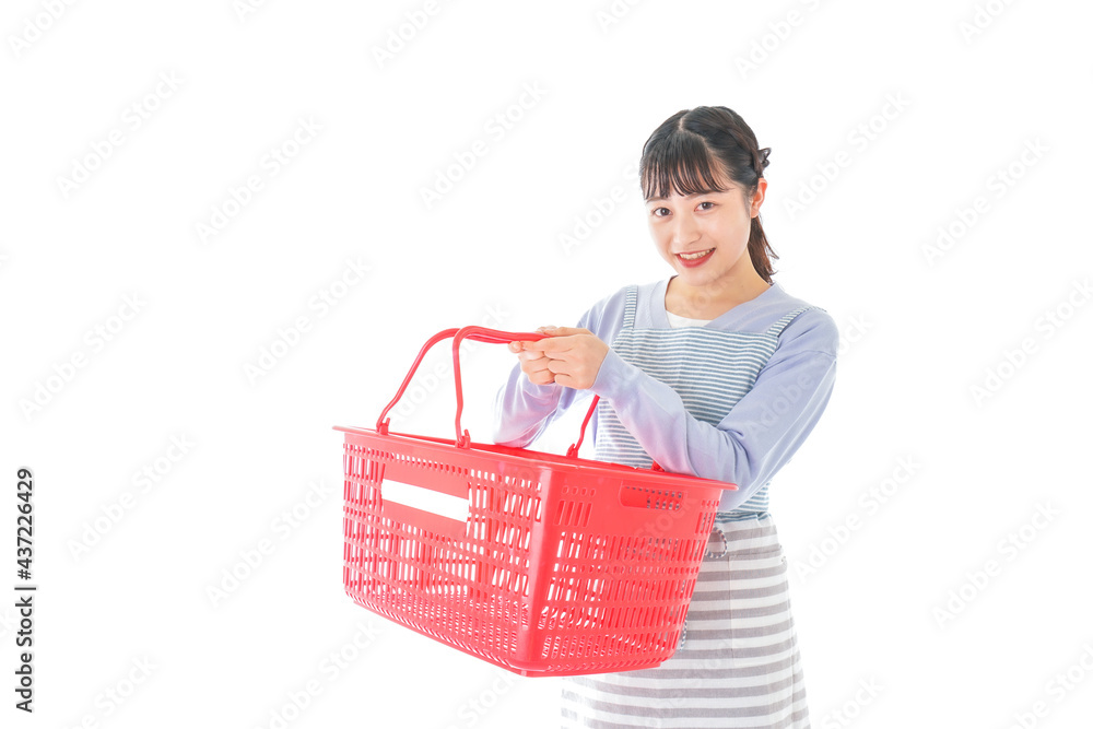 スーパーで買い物をする若い主婦 スーパーで買い物をする若い主婦