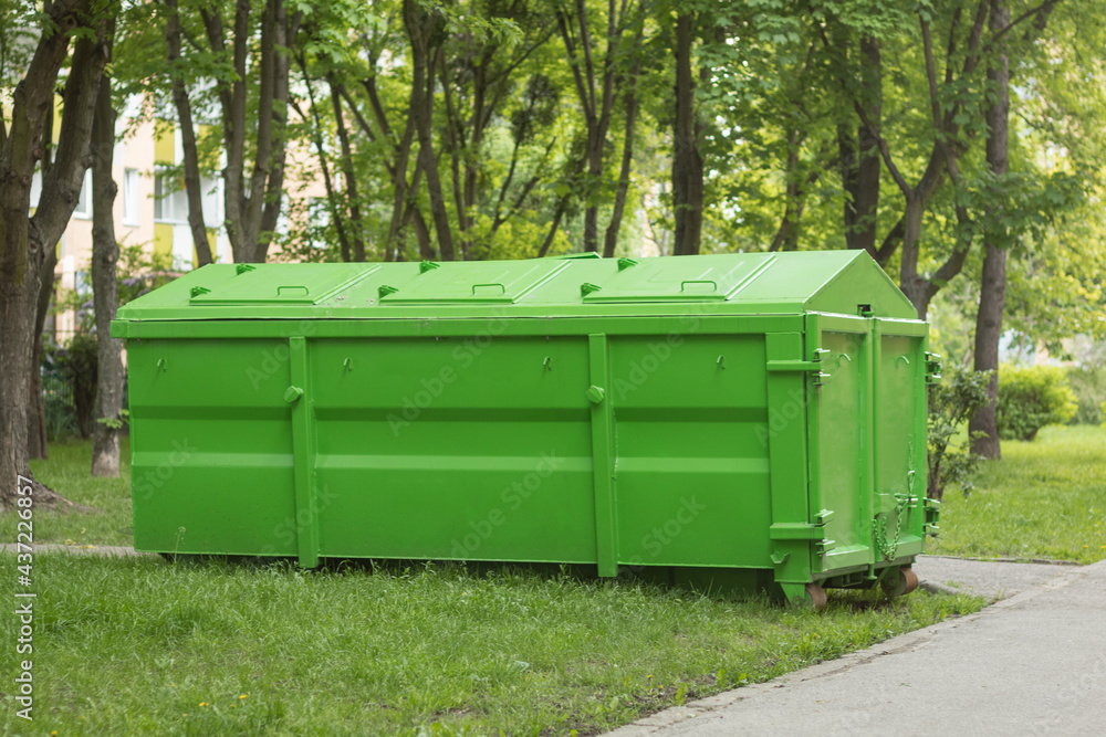 Covered container for construction and household waste Covered container for construction and household waste