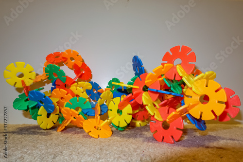 Steckblumen Konstruktionsspielzeug. Kreativitätsspiel für Kinder. Farbige Blumenplastikplättchen, die gestapelt werden können. Baukunst. Steckblumen Spiel. Plastikteile, die zusammenhalten.