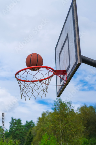 basketball hoop against sky © Proxa Videx