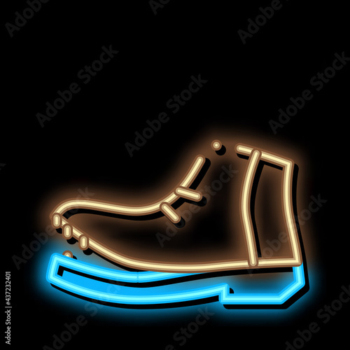 Shoe Torn Sole neon light sign vector. Glowing bright icon Shoe Torn Sole sign. transparent symbol illustration