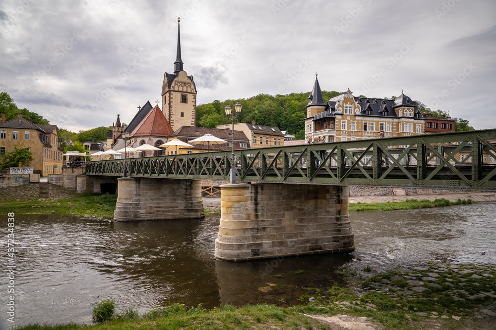 Fototapeta premium spazierengehen an der Weißen Elster in Gera