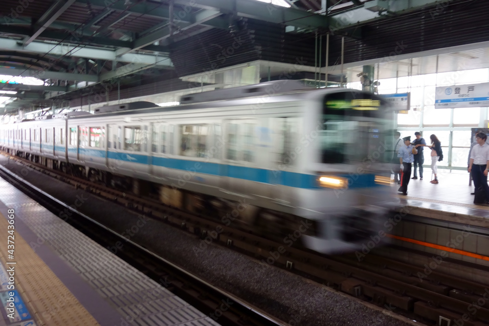 鉄道駅のプラットホーム、各車両が乗降客の様々な様子を呈する 鉄道駅のプラットホーム、各車両が乗降客の様々な様子を呈する