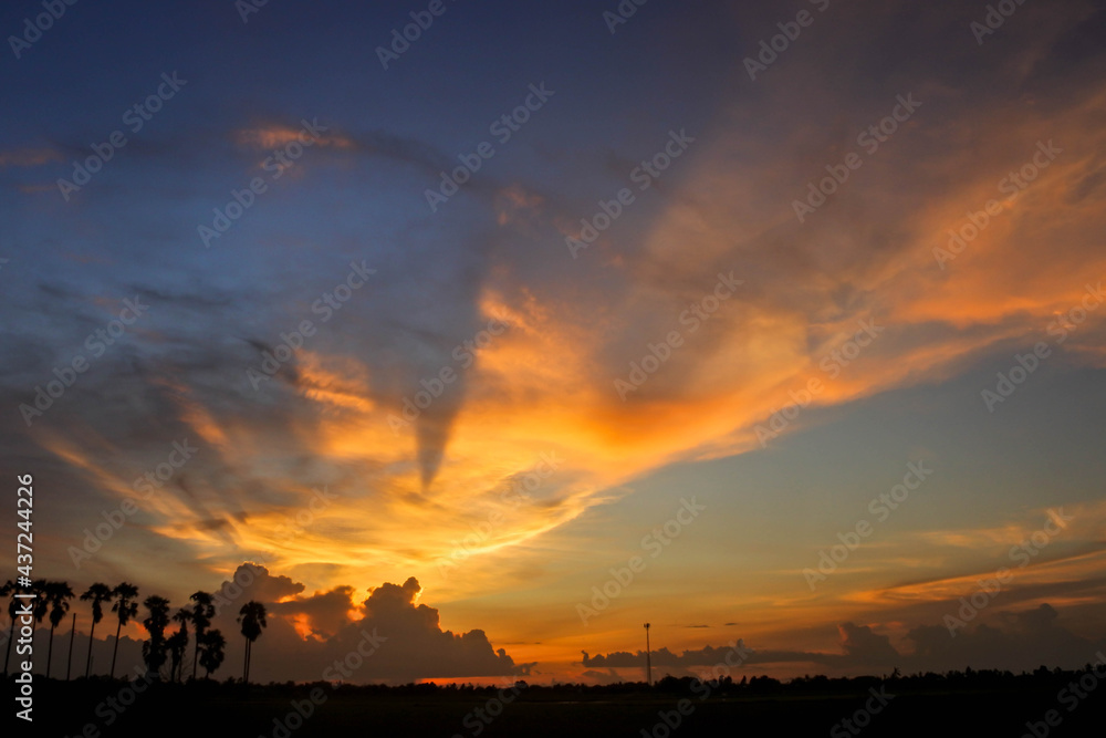 Obraz premium beautiful evening sky and clouds