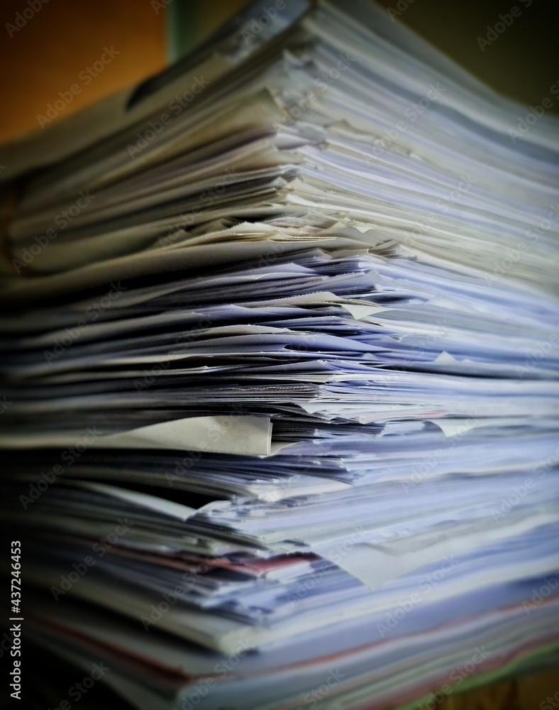 Pile de dossiers représentant la lourdeur administrative