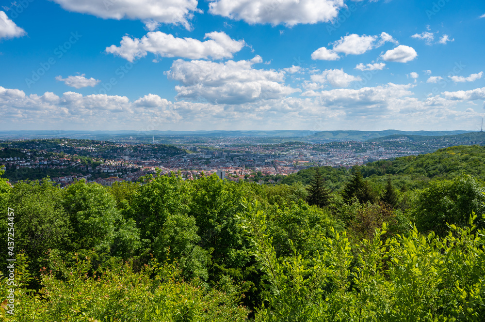 Blick über Landeshauptstadt Stuttgart in Baden-Württemberg