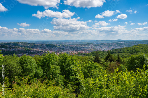 Blick   ber Landeshauptstadt Stuttgart in Baden-W  rttemberg