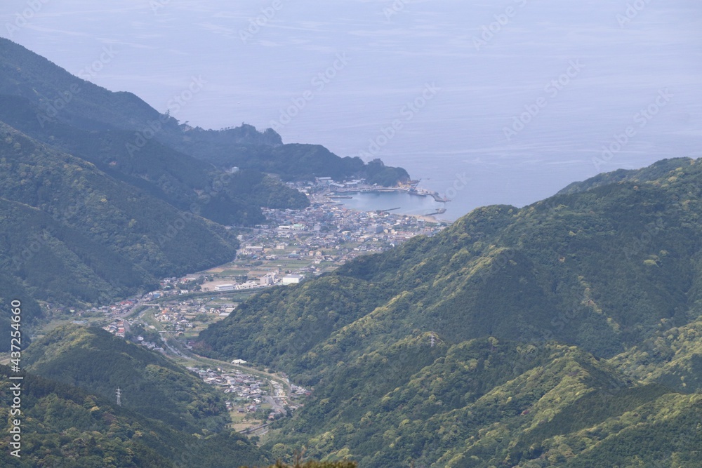 Fototapeta premium 伊豆山稜歩道の風景。伊豆の山々の尾根道を歩くコース。伊豆の高原、山々を眺めを楽しみながらのウオーキング。 海、そして海の町。仁科峠より。