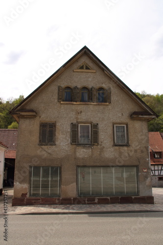Altes markantes Wohnhaus im Ort Mönsheim bei Pforzheim