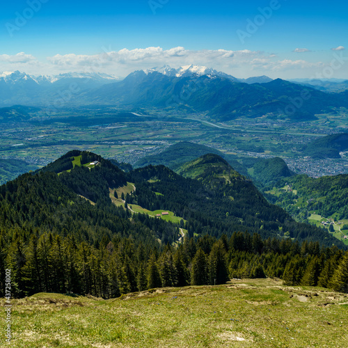 Aussicht von der Hohen Kugel   ber das Vorarlberger Rheintal mit D  rfern und St  dten bis in die Schweiz mit S  ntis  Alpstein und Churfirsten. Panorama im sonnigen Fr  hling mit kleinen Wolken am Himmel 
