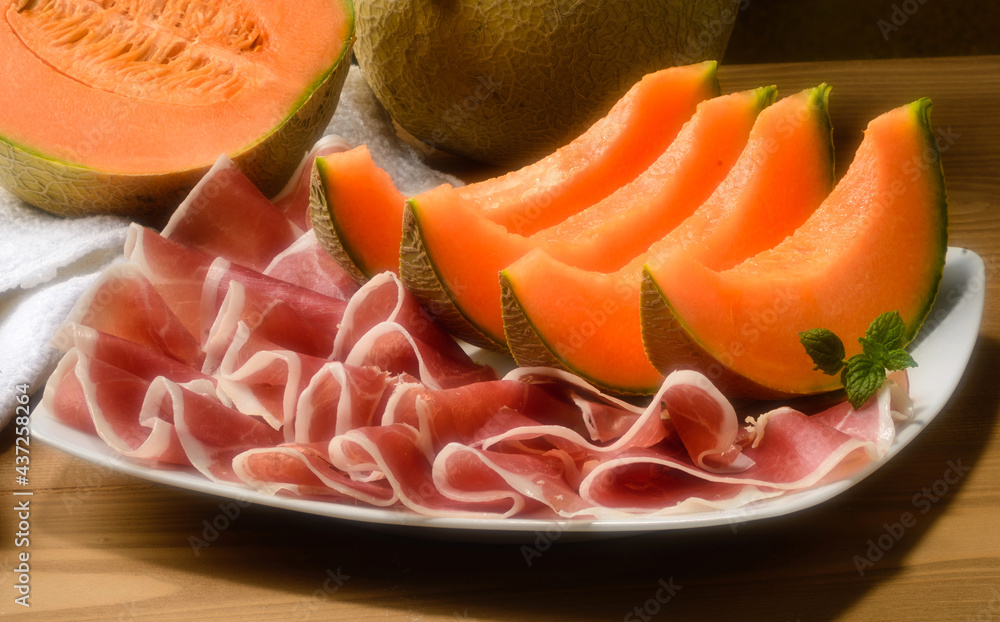 Prosciutto crudo e melo, piatto freddo estivo, fuoco selettivo Prosciutto crudo e melo, piatto freddo estivo, fuoco selettivo
