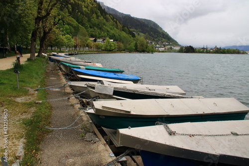 Ruderboote am Zeller See sind zum Schutz vor dem Wetter abgedeckt