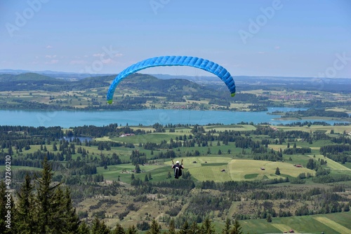 Gleitschirmfliegen, Vorbereirungen, Start und Flug im Allgäu auf der Buchenbergalm © nikonmike