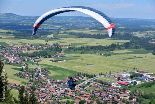 Gleitschirmfliegen, Vorbereirungen, Start und Flug im Allgäu auf der Buchenbergalm photo