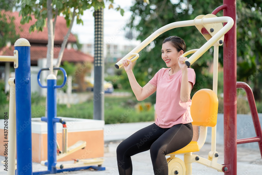 Obraz premium Asian women exercise at the park, use the equipment to exercise and stay fit, healthy and in good shape.