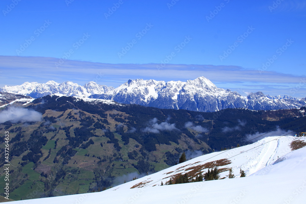 Blick in die Alpen bei Kaprun mit Sicht auf die Schneegrenze im Frühling