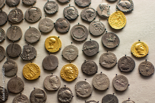 stosy antycznych monet