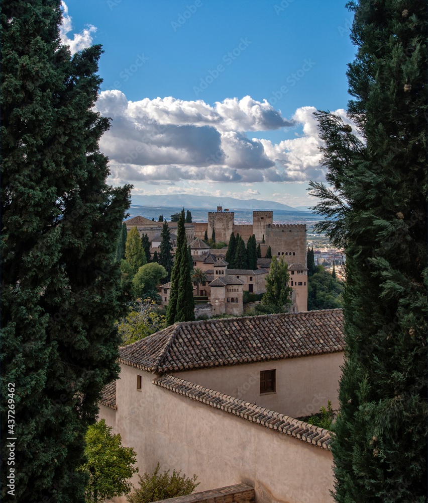 Vue sur l'Alhambra depuis les jardins du Generalife à Grenade, Andalousie, Espagne