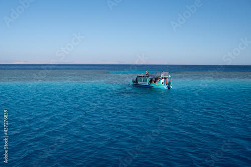 boat in the ocean © Дмитрий Гривцов