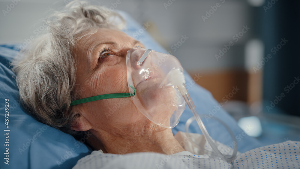 Hospital Ward: Portrait of Beautiful Elderly Woman Wearing Oxygen Mask  Sleeping in Bed, Fully Recovering after Sickness. Old Lady Dreaming of Her  Family, Friends, Happy Life. Close-up Shot Stock Photo | Adobe