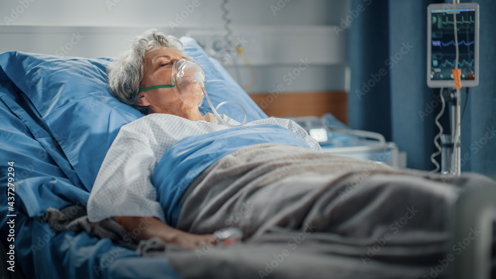 Stockfoto Hospital Ward Portrait Of Beautiful Elderly Woman Wearing Oxygen Mask Sleeping In Bed