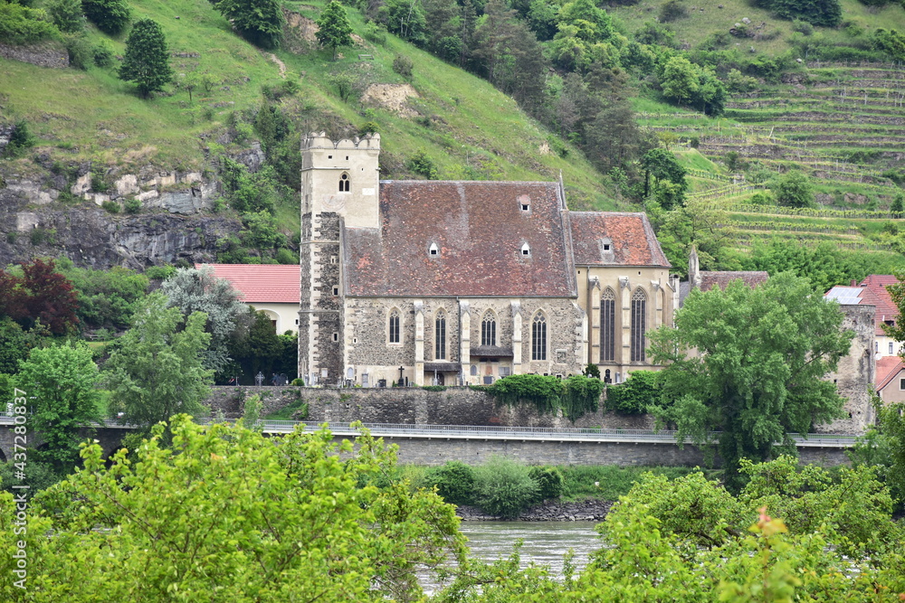 Fototapeta premium Sankt Michael church in village Weissenkirchen,Wachau Valley Lower Austria
