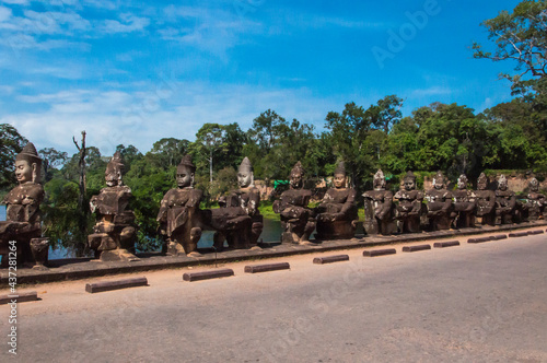 Statuen von Devas auf der Brücke nach Angkor Thom. in Kambodscha Aus Stein gearbeitete Krieger und Götter