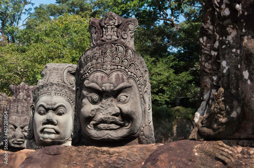 Statuen von Devas auf der Brücke nach Angkor Thom. in Kambodscha Aus Stein gearbeitete Krieger und Götter