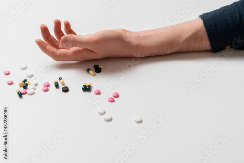 Tableau sur toile human outstretched hand laying with dose of pharmacy and medicine pills, overdos