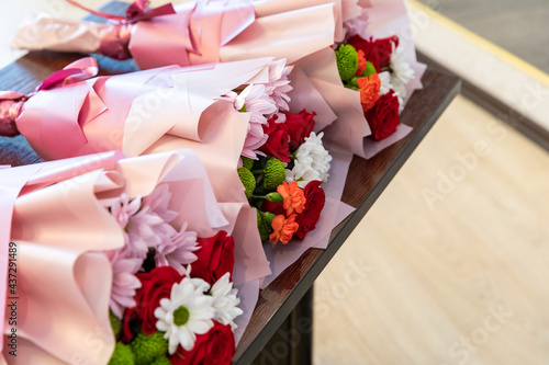 Fototapeta Naklejka Na Ścianę i Meble -  Gift bouquets with flowers are on the table