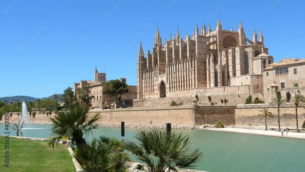 Santa Maria Le Seu cathedral in Palma, palm trees and fountain, static Santa Maria Le Seu cathedral in Palma, palm trees and fountain, static