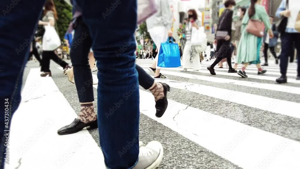渋谷スクランブル交差点を行き交う人々 渋谷スクランブル交差点を行き交う人々