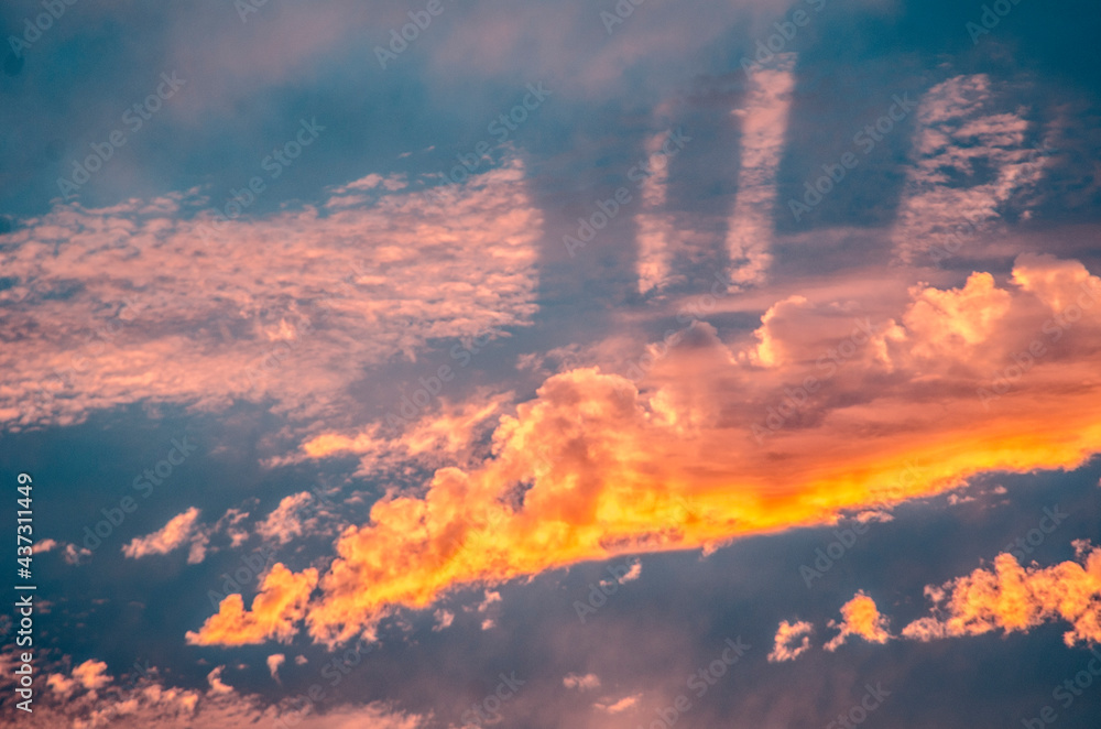 Naklejka premium CIELO ROJO PUESTA DE SOL EN CASTILLA