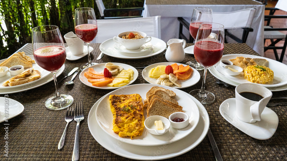 desayuno, en a mañana o merienda en las tar en hotel con fruta fresas melon sandia huevos revueltos tostadas mantequilla con mermelada jugo de mora cereales con yogurt